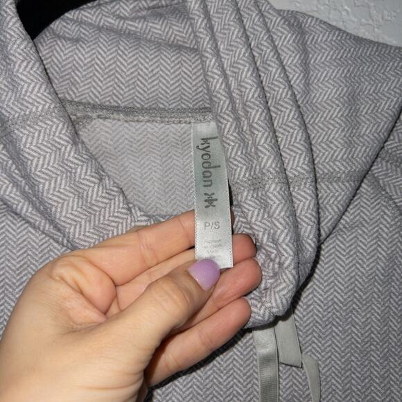 Kyodan Gray & White Herringbone Mock Neck Sweater Size Small - Picture 4 of 6